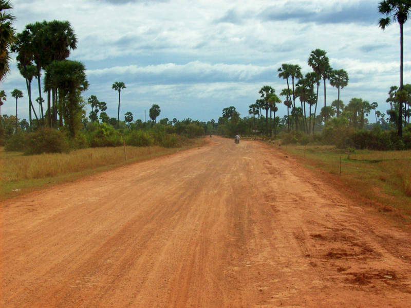 Cambogia strada terra rossa
