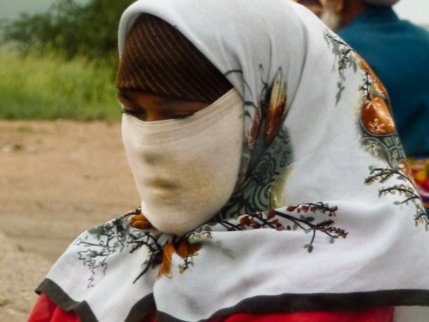 Tagikistan donna velo via della seta
