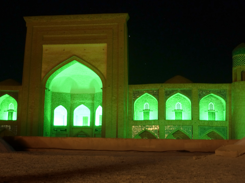 Uzbekistan notte moschea