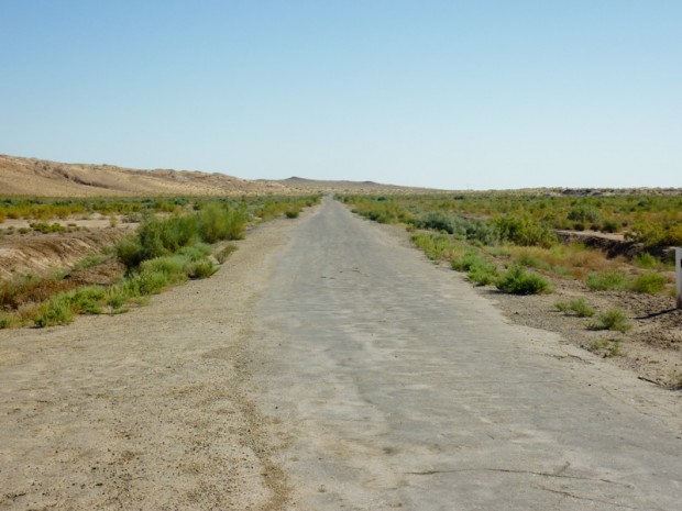Uzbekistan deserto strada