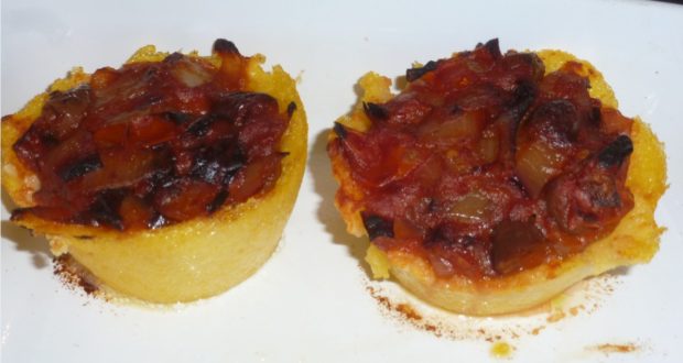 Cestini di polenta, radicchio, olive, pomodoro, coriandolo, peperoncino