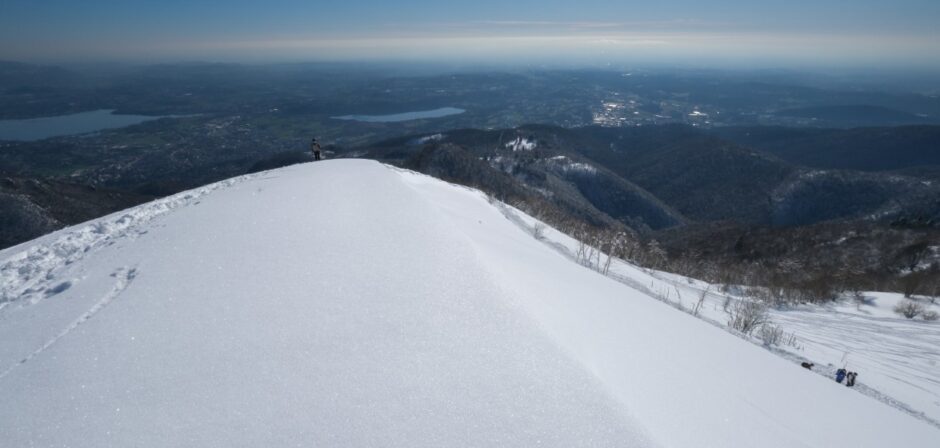 gita ciaspole monte bollettone con racchette da neve pianura