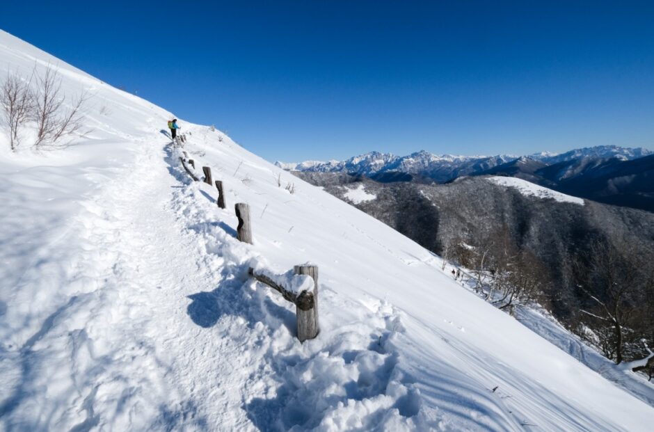 gita ciaspole monte bollettone con racchette da neve salita