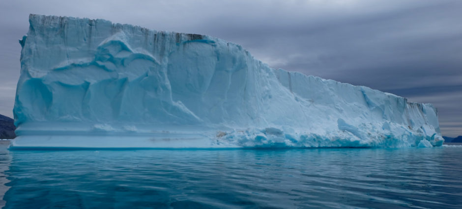 iceberg in un fiordo groenlandia - libri di viaggio