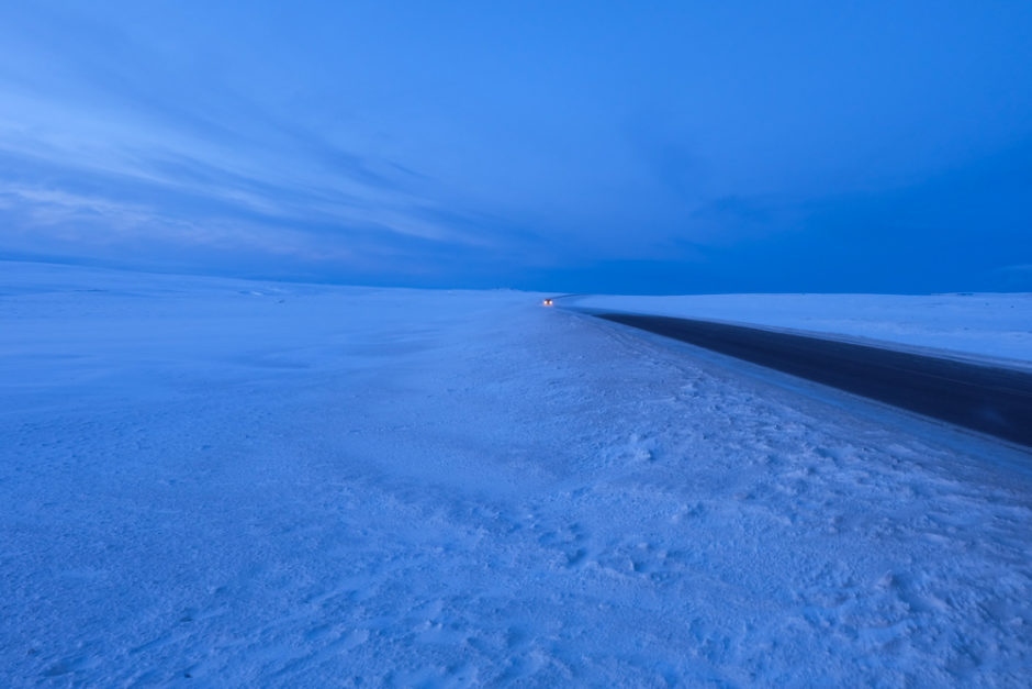 inverno in islanda strada ghiacciata - libri di viaggio Islanda