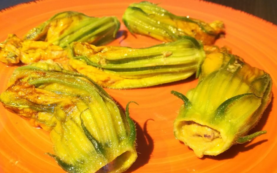 Fiori di zucca ripieni di polpo in crema di pistacchi