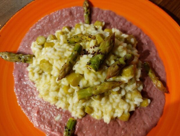 ricetta risotto gourmet vegano agli asparagi con crema di radicchio tardivo