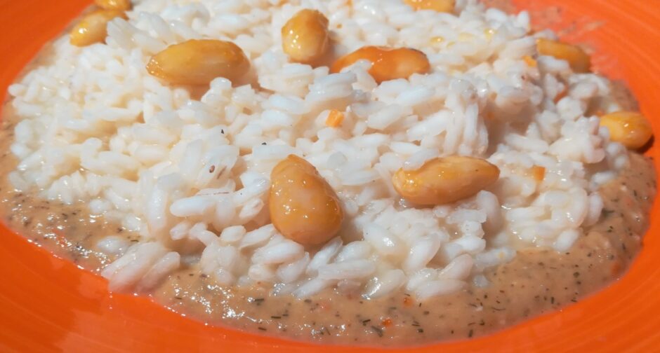 ricetta risotto su crema di porri agli agrumi con mandorle caramellate arancia