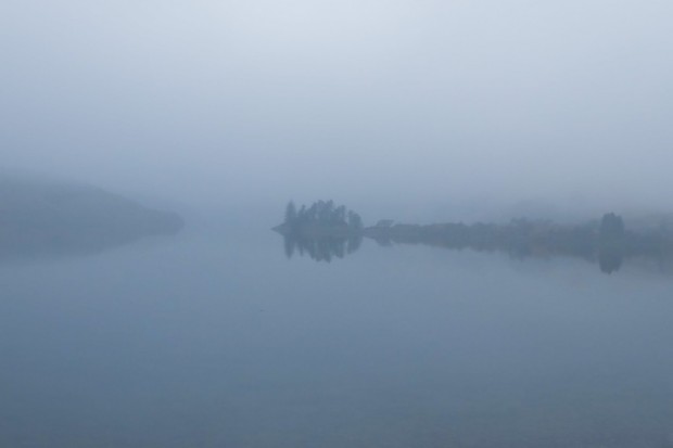 Scozia nebbia sul lago
