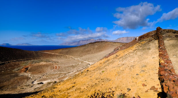 viaggio a Lanzarote montana cavera trekking