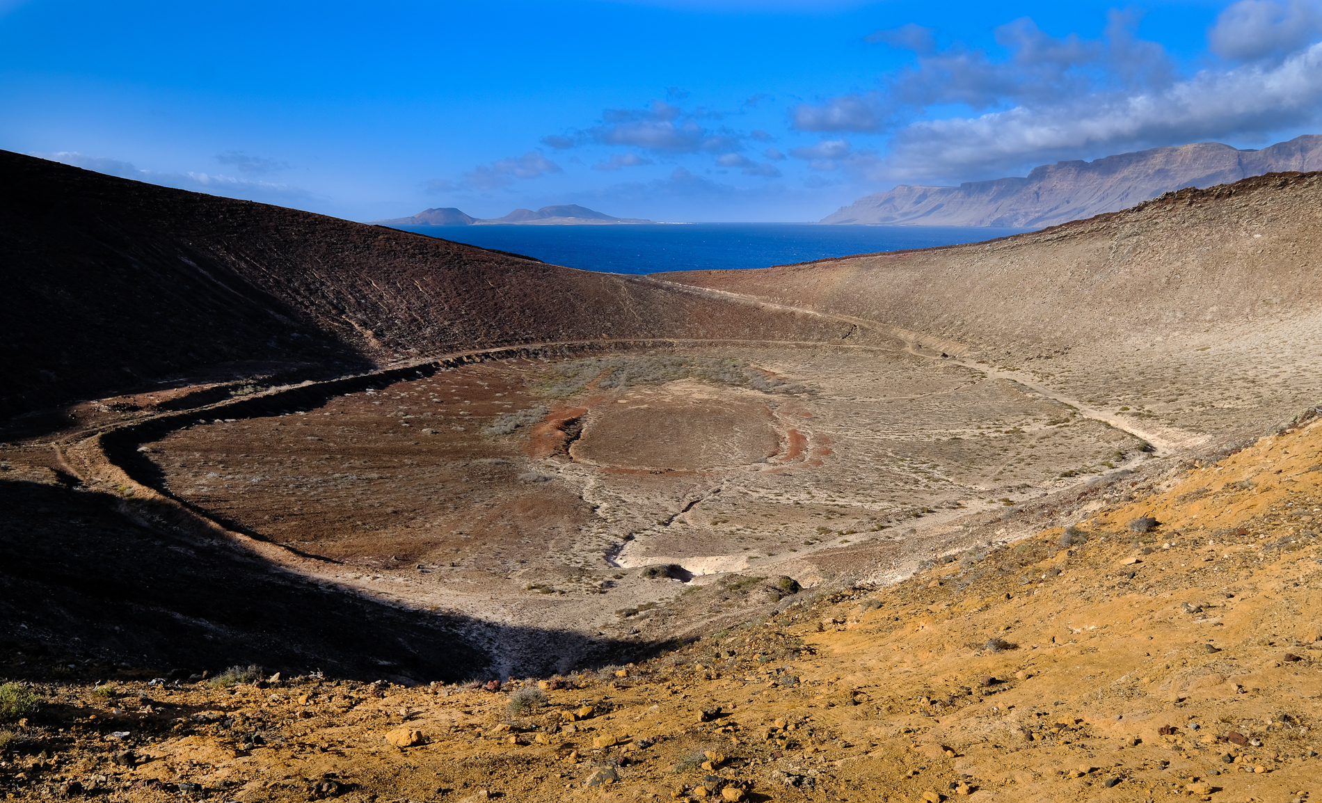 viaggio a Lanzarote montana cavera trekking sul cratere
