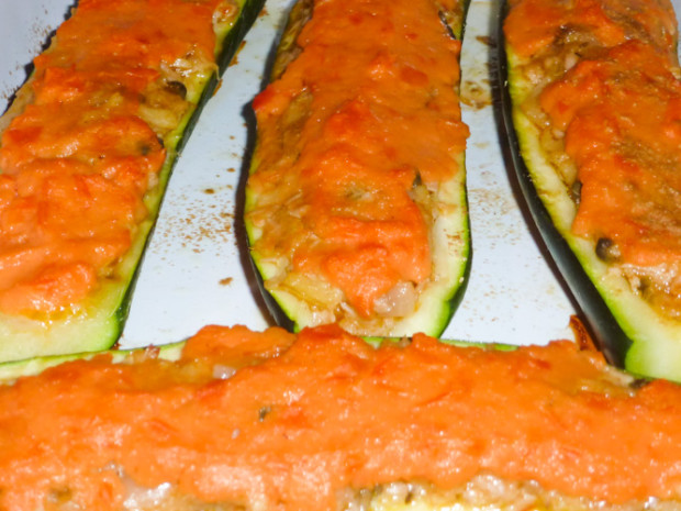 Zucchine ripiene con scalogno, zenzero, coriandolo, capperi, peperoncino, tonno, patate e pomodoro